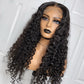 A  Cheveux humains avec petits cheveux bouclés et cheveux longs